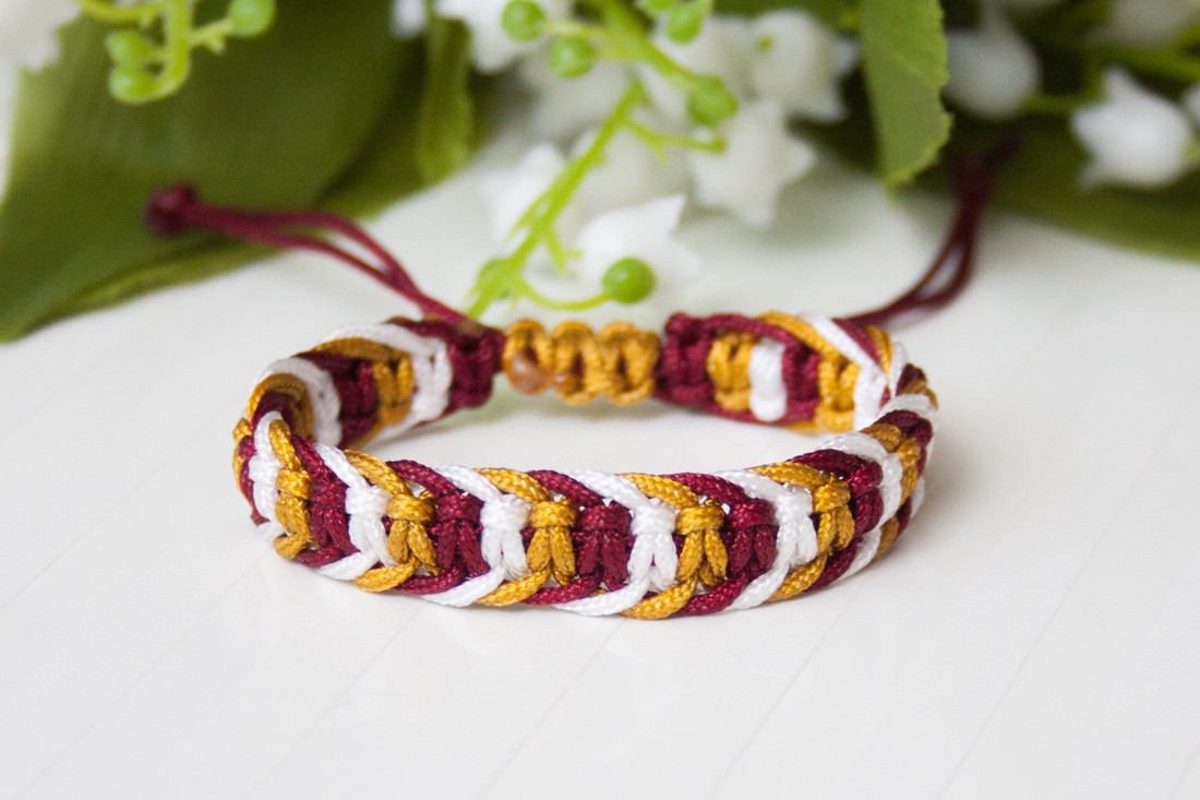 Brățară macramé împletită în trei culori - Bordeaux/gold/white - - Artynos.ro Brățară macramé împletită în trei culori - Bordeaux/gold/white - - Artynos.ro