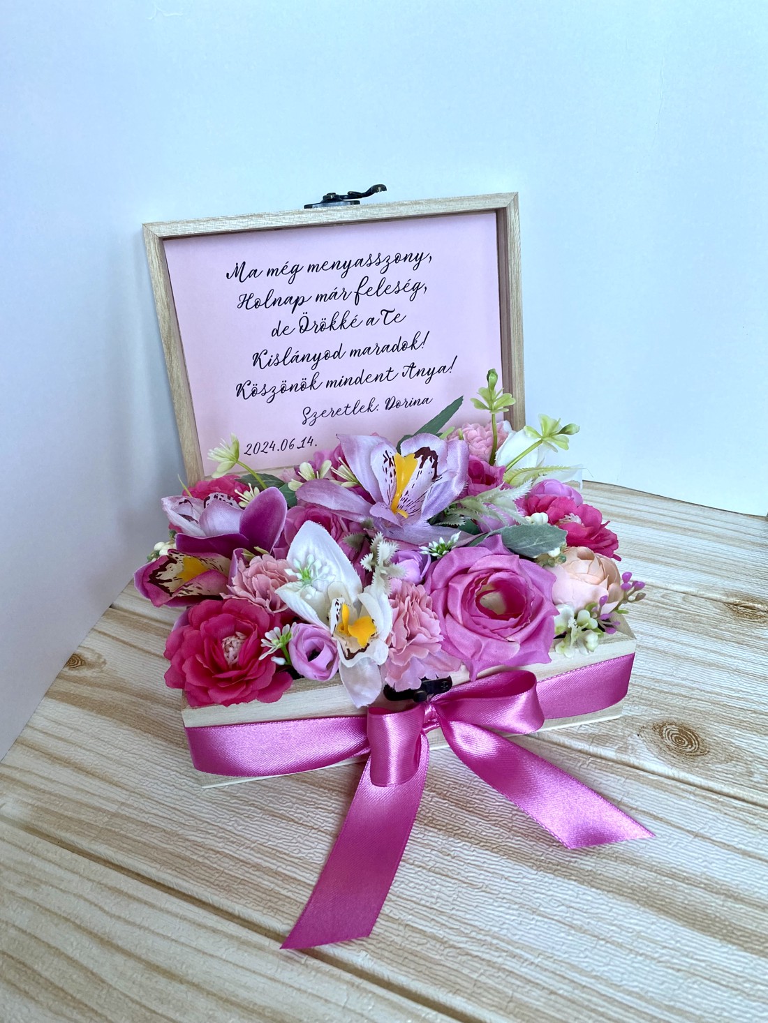 Bun venit pentru cuplu - cutie de flori + suport pentru vin -  - Artynos.ro