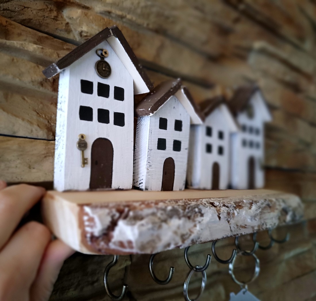 Breloc de perete din căsuță din lemn - casă & stil de viață - accesorii pentru decorat casa - decorațiuni de pereți, decorațiuni suspendate - suport pentru chei - Artynos.ro