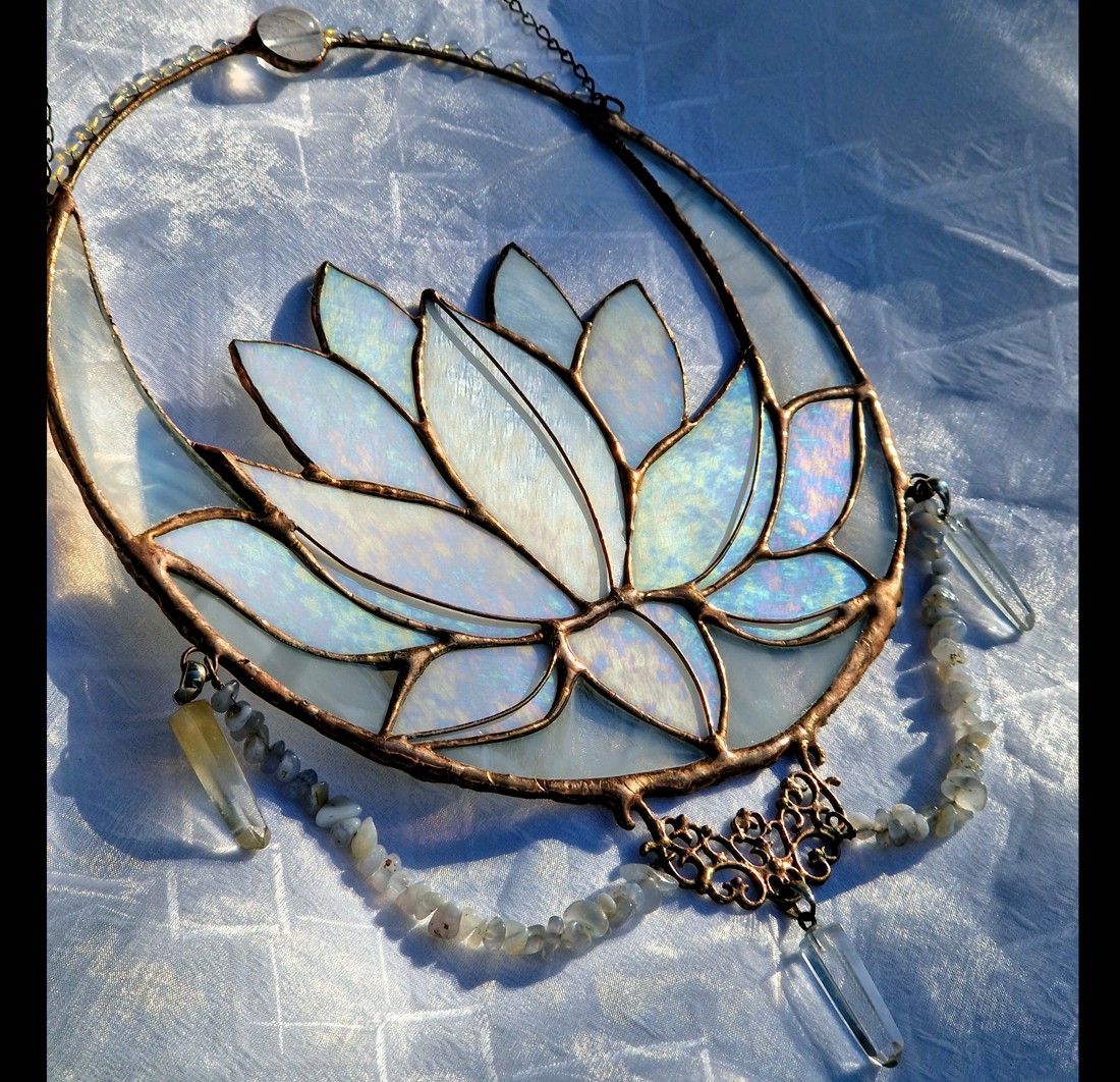 Captator de soare lotus cu voal de lună cu cristal de stâncă și cuarț roz - - Artynos.ro Captator de soare lotus cu voal de lună cu cristal de stâncă și cuarț roz - - Artynos.ro