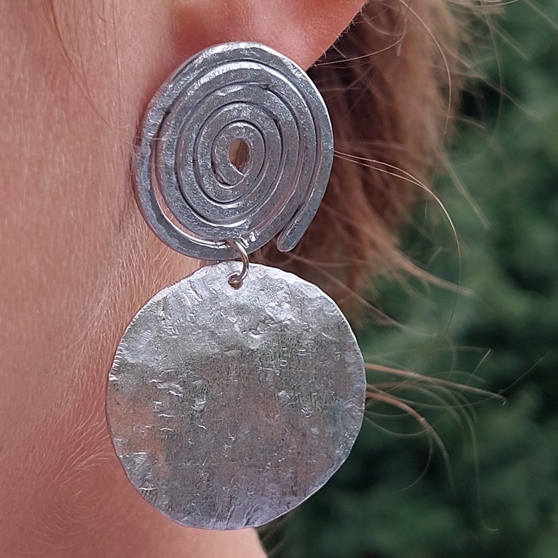 Cercei cu cerc dublu agățat din aluminiu - bijuterii - cercei hoops - Artynos.ro Cercei cu cerc dublu agățat din aluminiu - bijuterii - cercei hoops - Artynos.ro