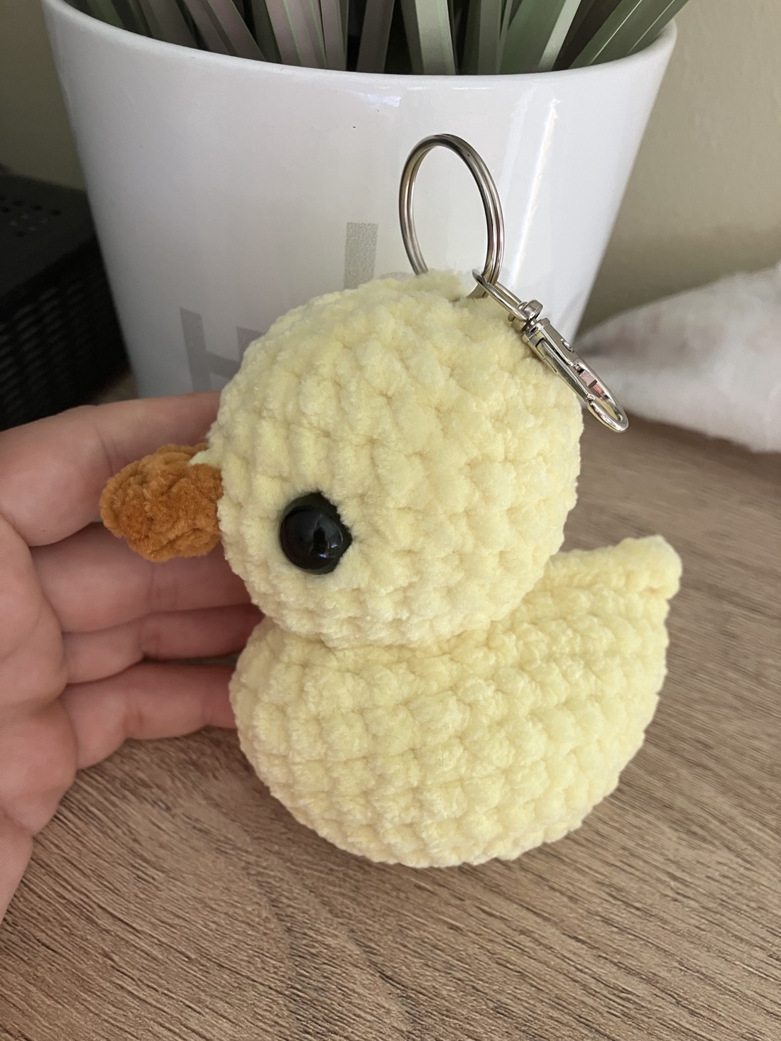 Croșetat chenille rață breloc, decor sac - - Artynos.ro Croșetat chenille rață breloc, decor sac - - Artynos.ro