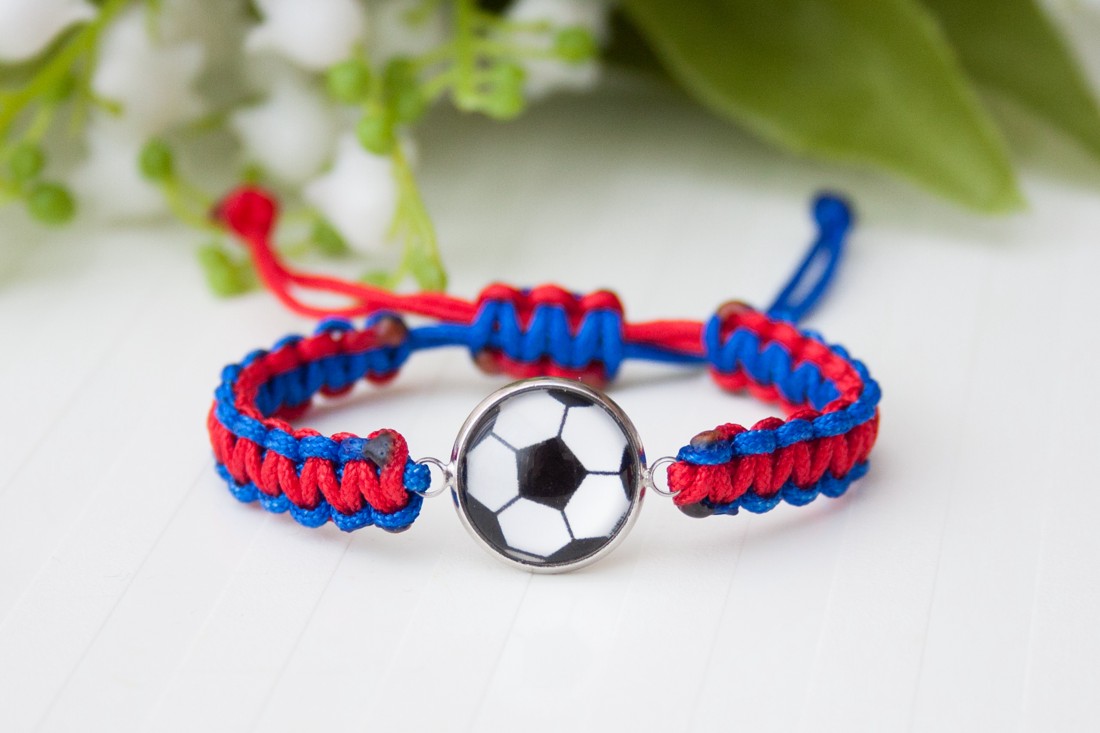 Brățară macramé împletită pentru copii - Fotbal albastru-roșu - - Artynos.ro Brățară macramé împletită pentru copii - Fotbal albastru-roșu - - Artynos.ro