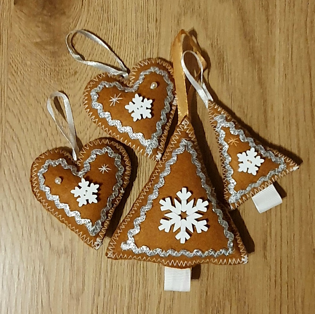 Gingerbread model simțit ornamente alb - argintiu - - Artynos.ro Gingerbread model simțit ornamente alb - argintiu - - Artynos.ro