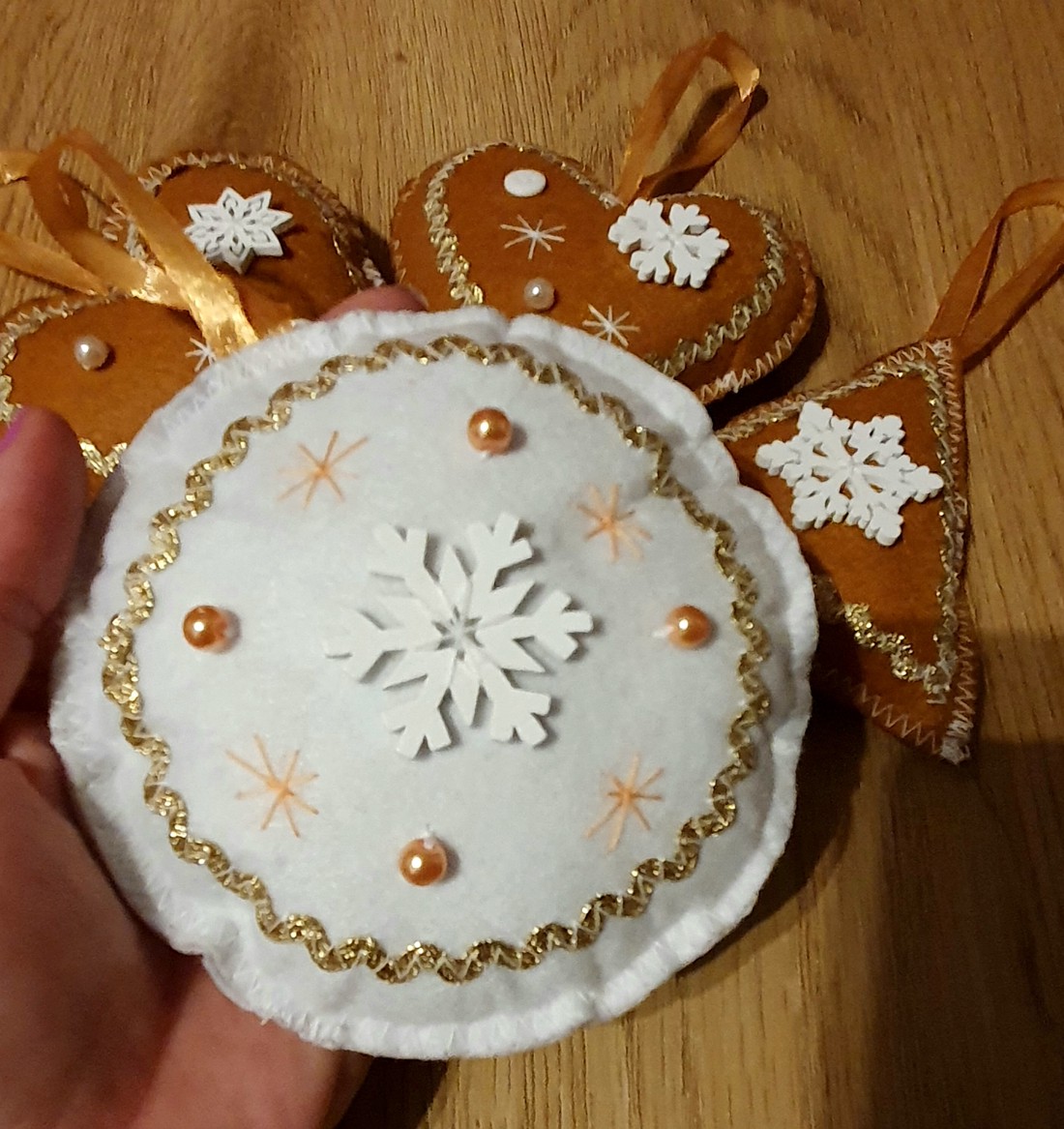 Gingerbread model simțit ornamente alb - auriu - - Artynos.ro Gingerbread model simțit ornamente alb - auriu - - Artynos.ro