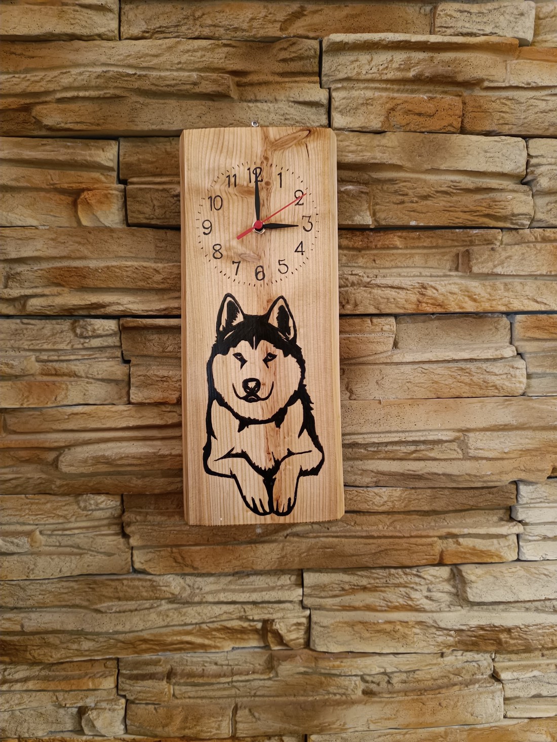 Ceas de perete din lemn cu câine husky - - Artynos.ro Ceas de perete din lemn cu câine husky - - Artynos.ro