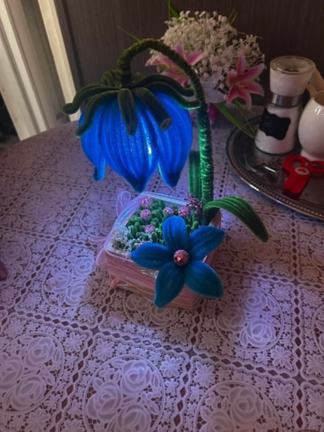 Floare albastră luminoasă � lampă de noptieră realizată manual  -  - Artynos.ro