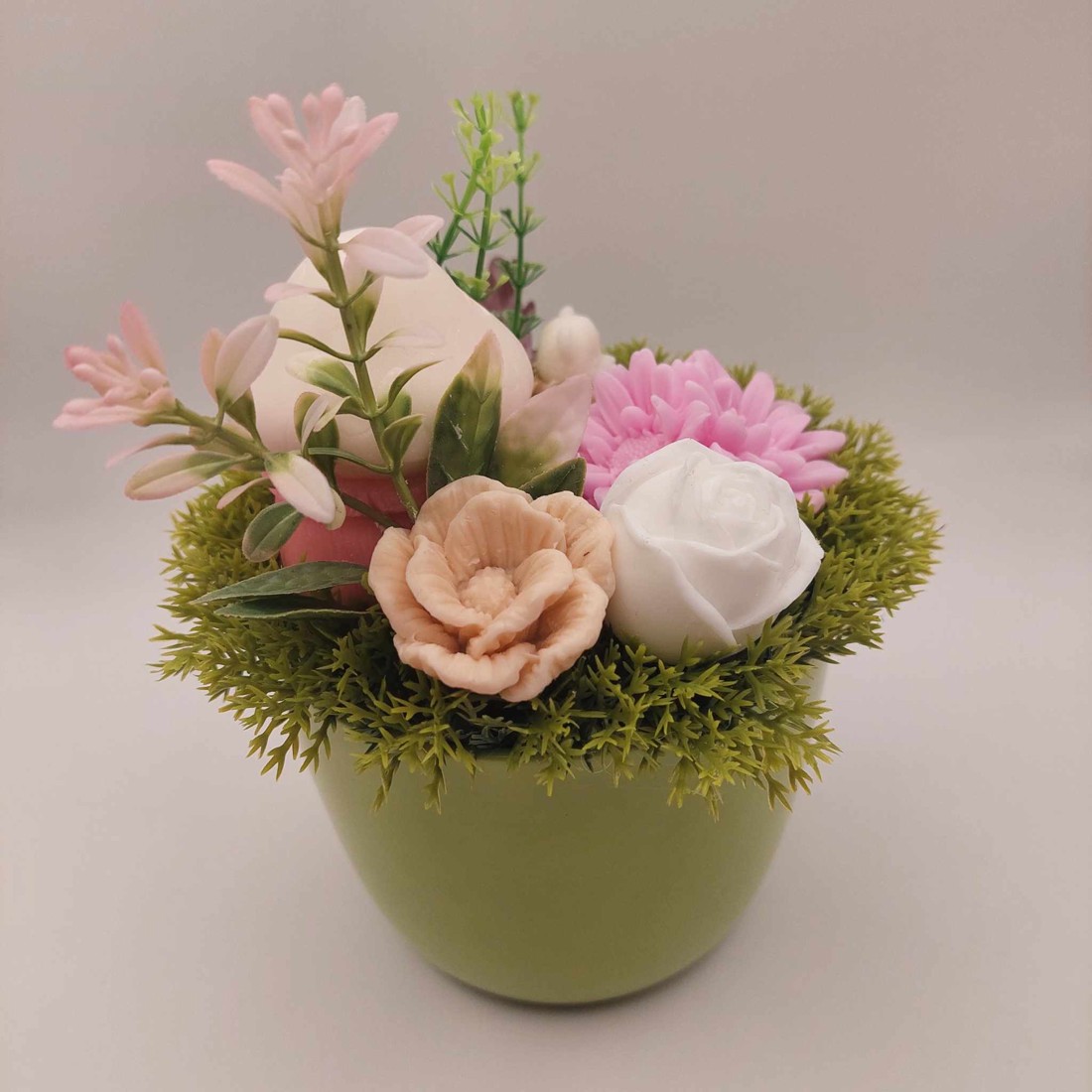 Oală din ceramică verde cu flori de săpun și figuri de săpun - - Artynos.ro Oală din ceramică verde cu flori de săpun și figuri de săpun - - Artynos.ro