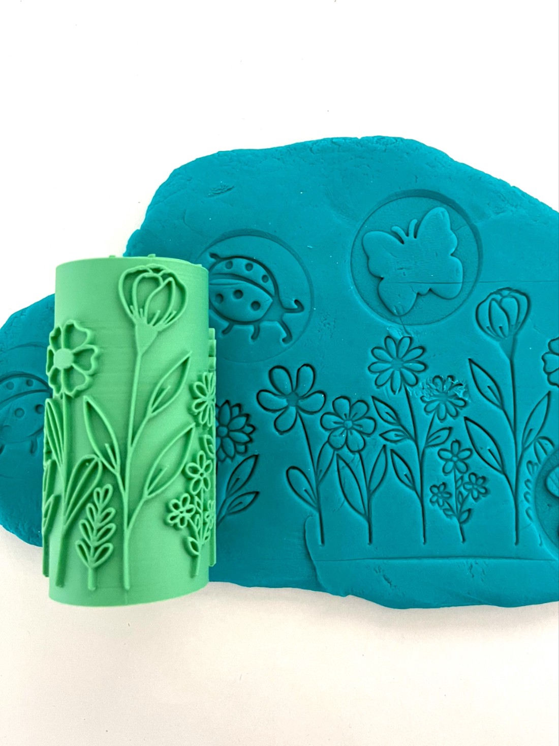 Rolă de modelare cu textură Grădină înflorită � Rolă de modelare cu textură Floral Garden � Pentru modelarea plastilinei și a produselor de patiserie � Imprimare 3D -  - Artynos.ro