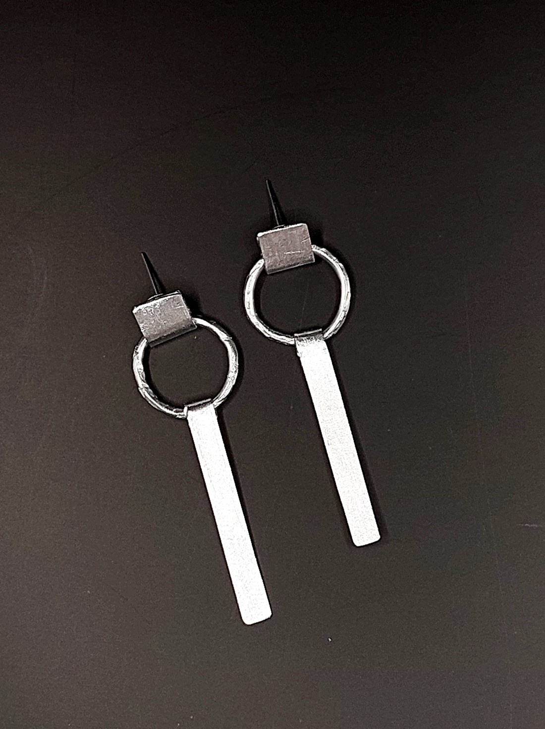 Cercei cu design suplimentar din aluminiu - bijuterii - cercei lungi - Artynos.ro Cercei cu design suplimentar din aluminiu - bijuterii - cercei lungi - Artynos.ro