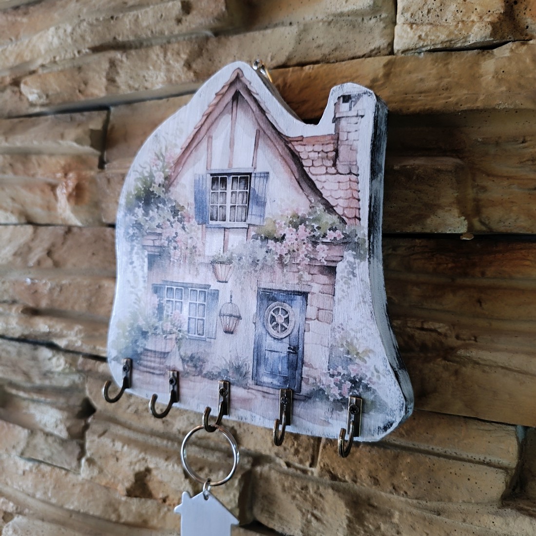 Breloc din lemn în stil vintage în formă de căsuță - - Artynos.ro Breloc din lemn în stil vintage în formă de căsuță - - Artynos.ro