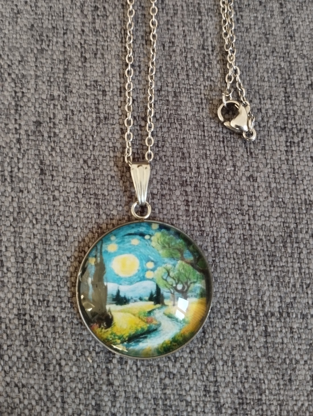 Colier din oțel medical cu lentile din sticlă și motiv Van Gogh - - Artynos.ro Colier din oțel medical cu lentile din sticlă și motiv Van Gogh - - Artynos.ro