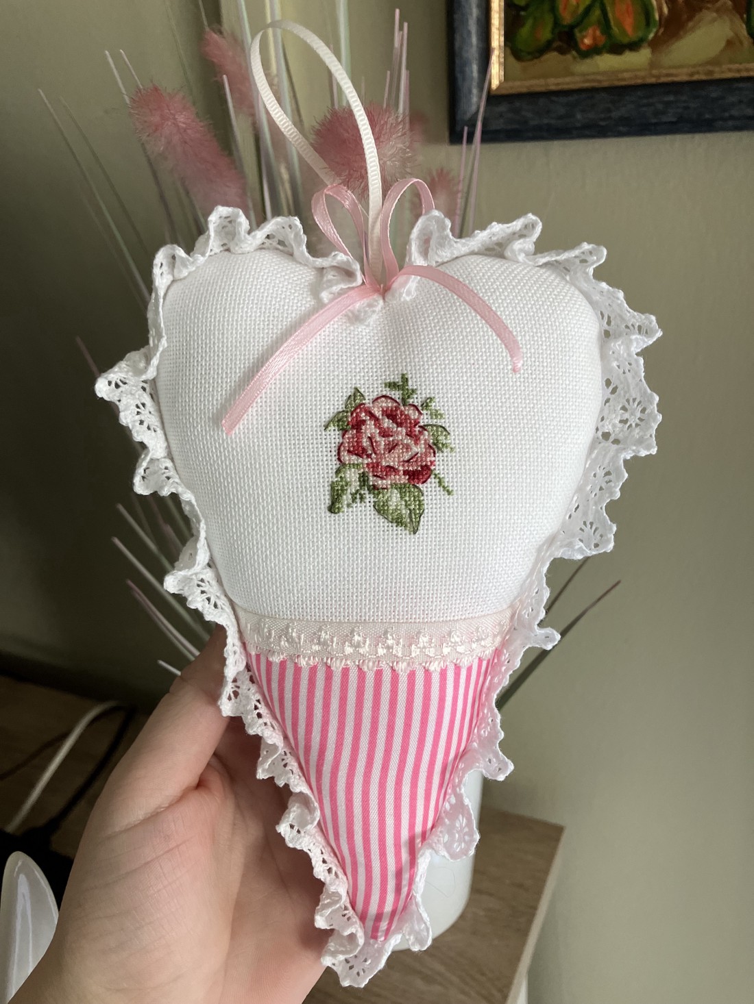 Un cadou în formă de inimă, decorat cu broderie în cruciulițe -  - Artynos.ro
