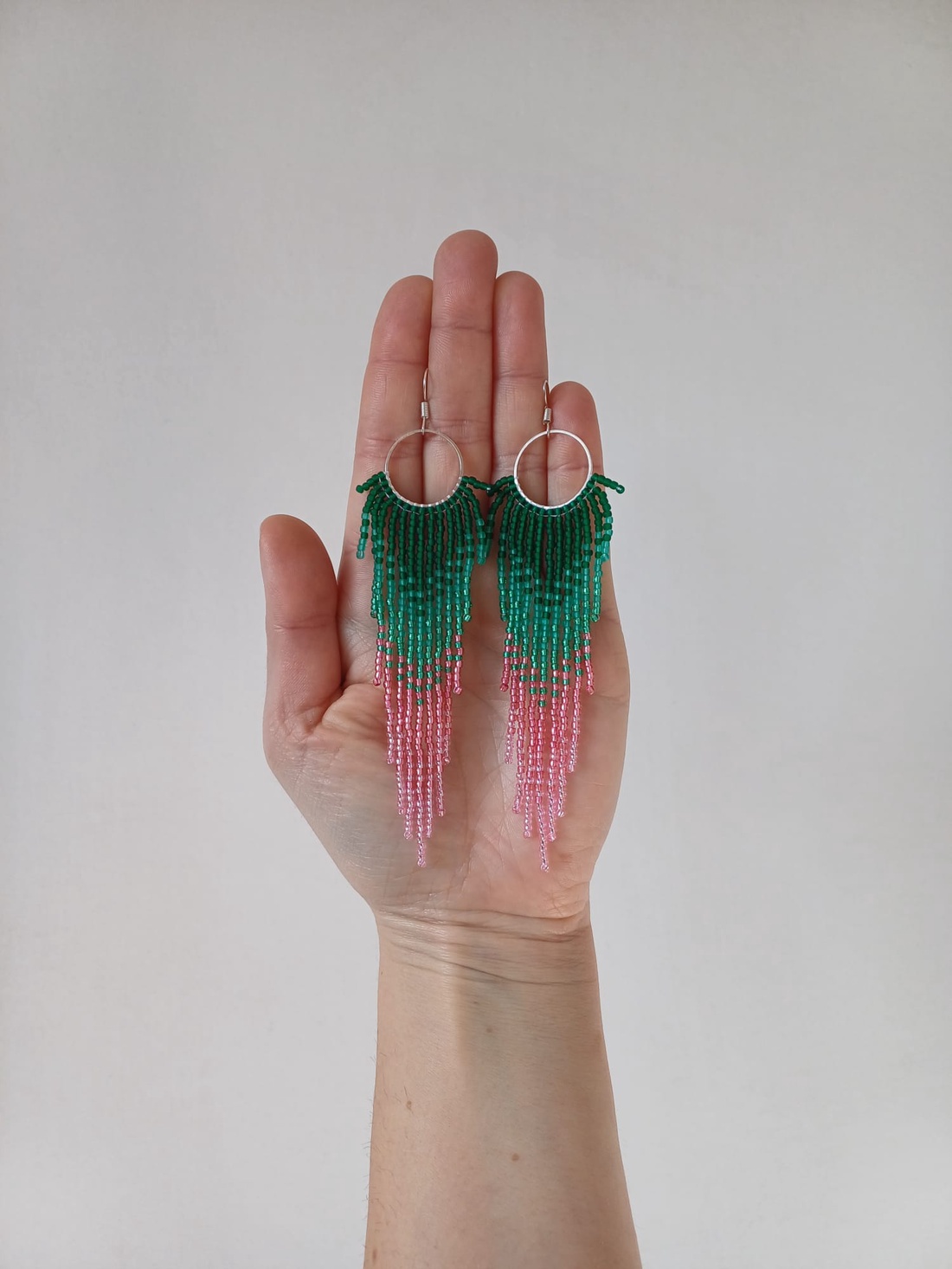 Cercei boho fringe in nuante de verde si roz - bijuterii - cercei - cercei cu franjuri - Artynos.ro Cercei boho fringe in nuante de verde si roz - bijuterii - cercei - cercei cu franjuri - Artynos.ro
