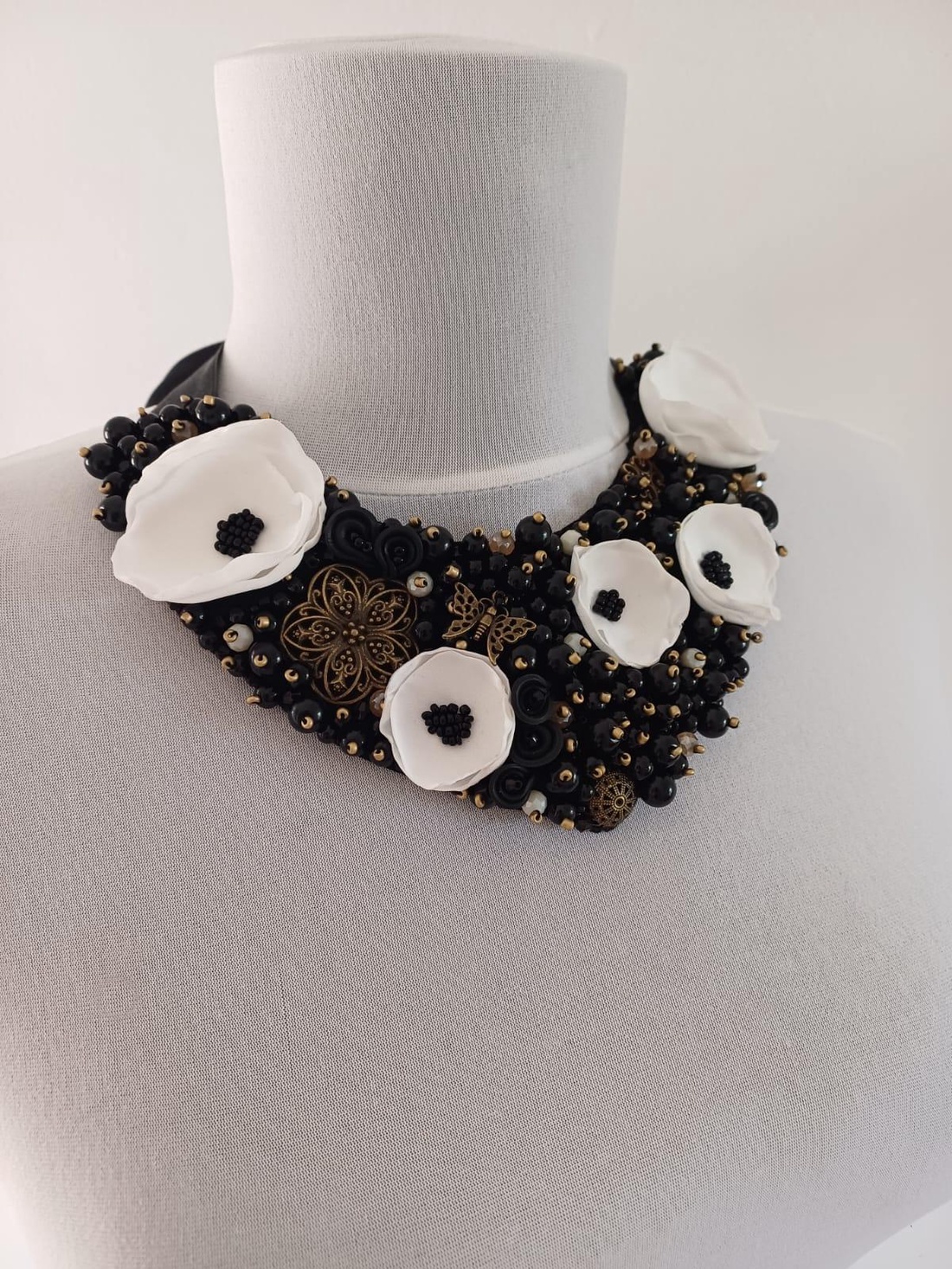 Colier floral statement Ivory Bohemian - bijuterii - coliere - coliere statement - Artynos.ro Colier floral statement Ivory Bohemian - bijuterii - coliere - coliere statement - Artynos.ro