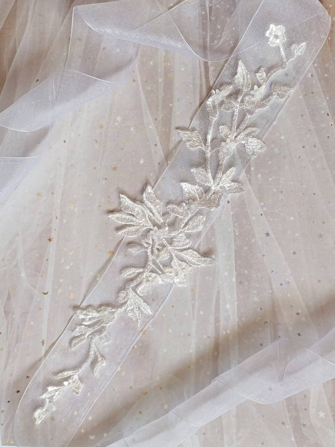 Esarfa pentru traditia dezgatitului miresei - accesorii nuntă - ornamente de păr de nuntă - accesorii păr nuntă - Artynos.ro Esarfa pentru traditia dezgatitului miresei - accesorii nuntă - ornamente de păr de nuntă - accesorii păr nuntă - Artynos.ro