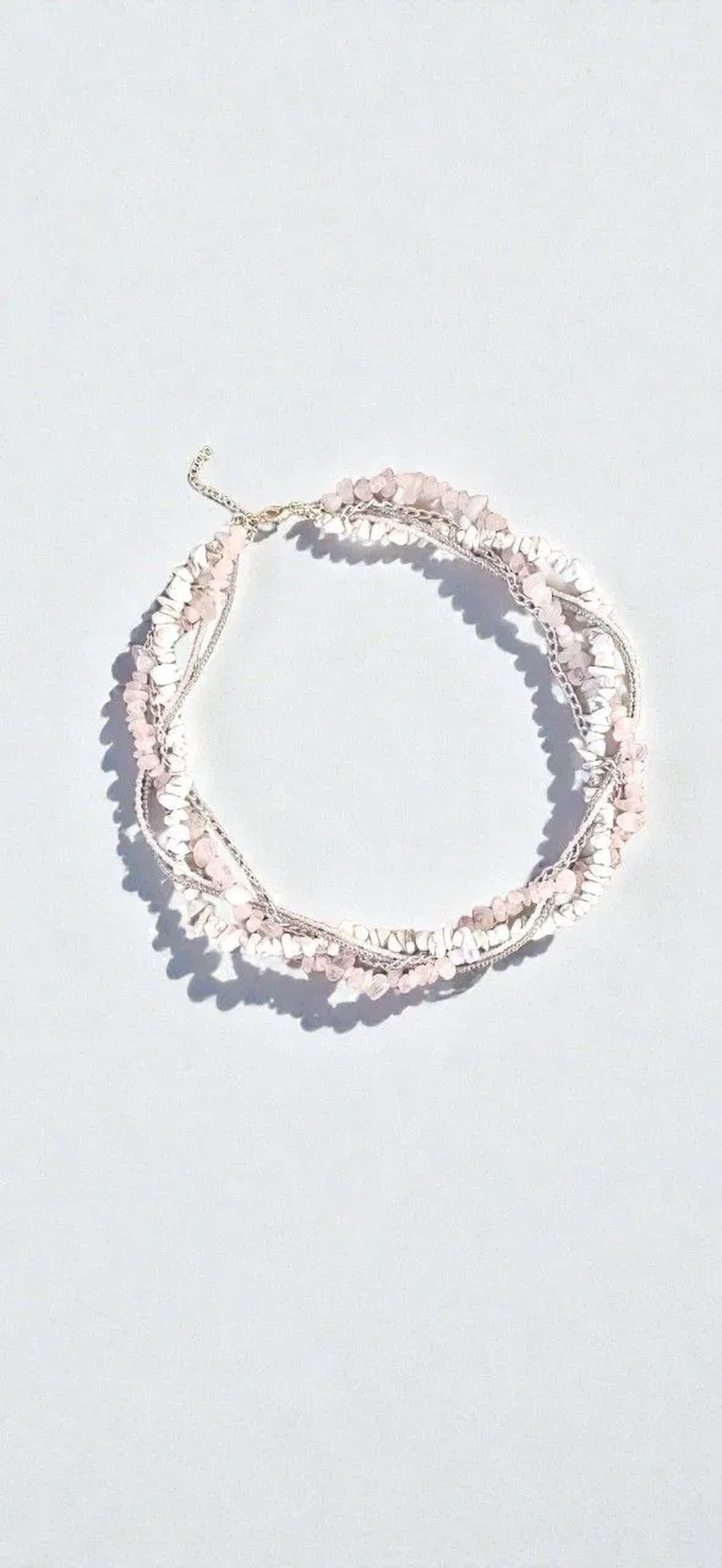 Colier scurt, realizat din Howlite si Cuart roz - bijuterii - coliere - coliere cu multiple șiruri - Artynos.ro