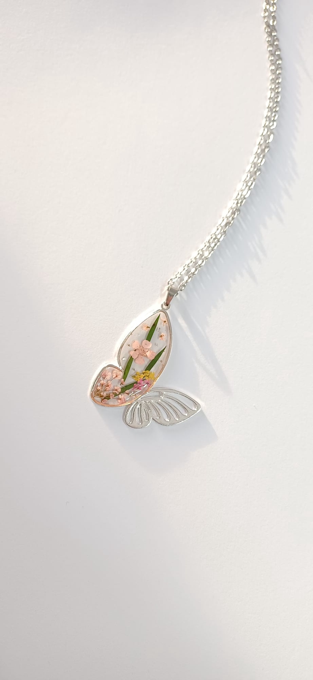 Colier cu flori naturale si rasina - bijuterii - coliere - coliere cu pandative - Artynos.ro