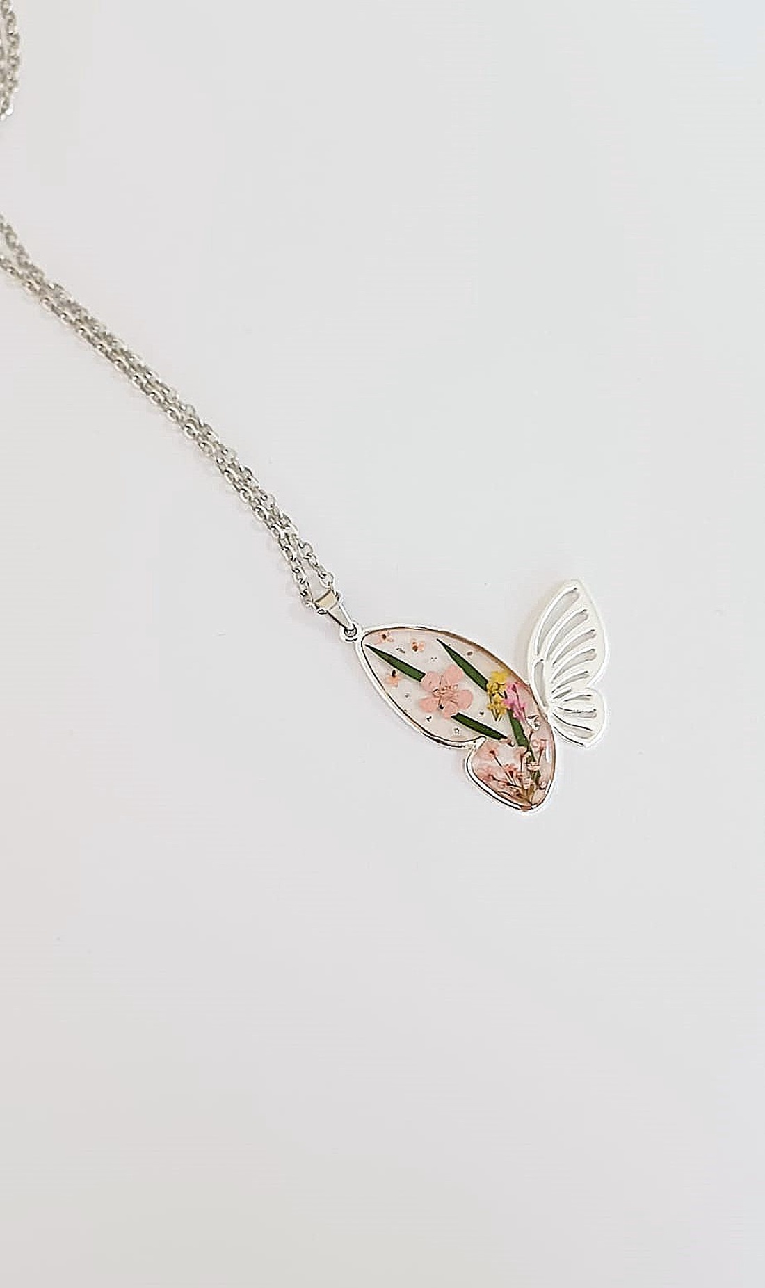 Colier cu flori naturale si rasina - bijuterii - coliere - coliere cu pandative - Artynos.ro