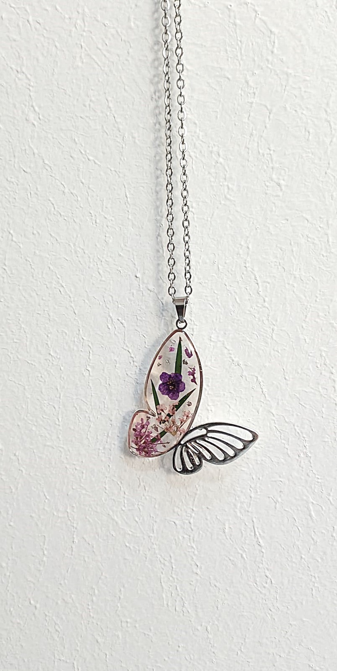 Colier cu pandantiv fluture, decorat cu flori naturale - bijuterii - coliere - coliere cu pandative - Artynos.ro
