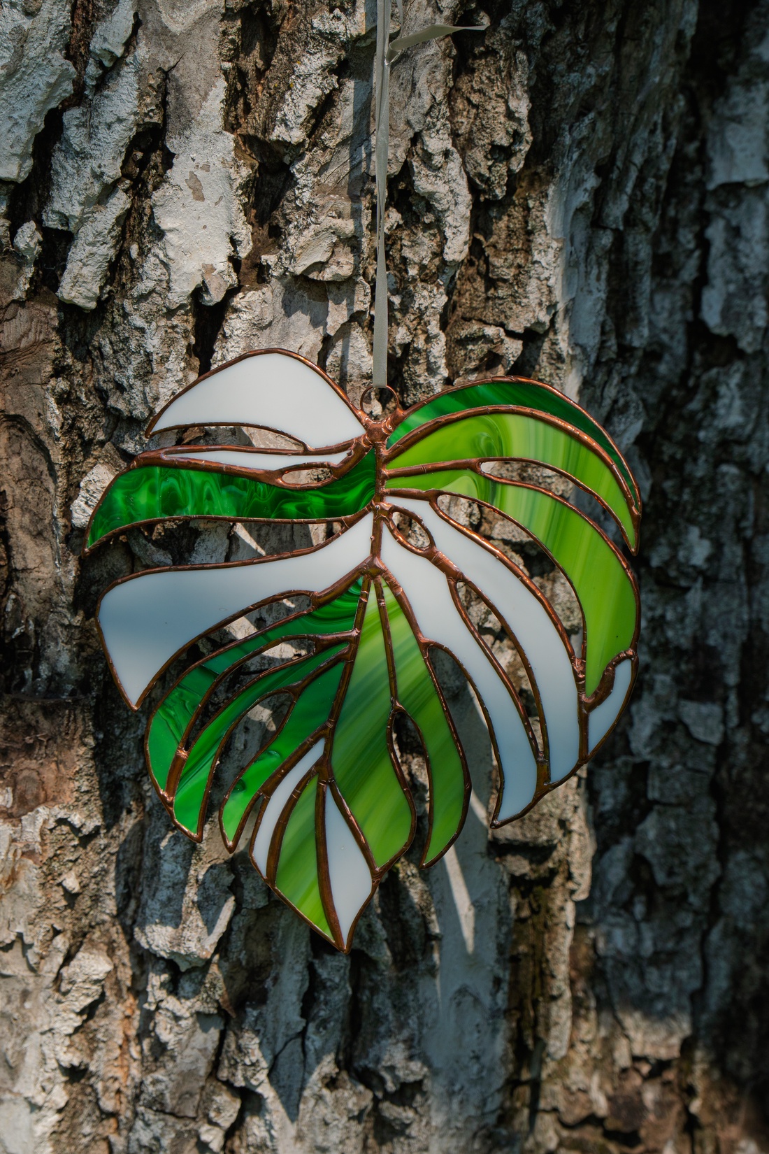 Frunza Monstera din sticla de vitraliu - arte vizuale și accesorii  - alte arte - Artynos.ro