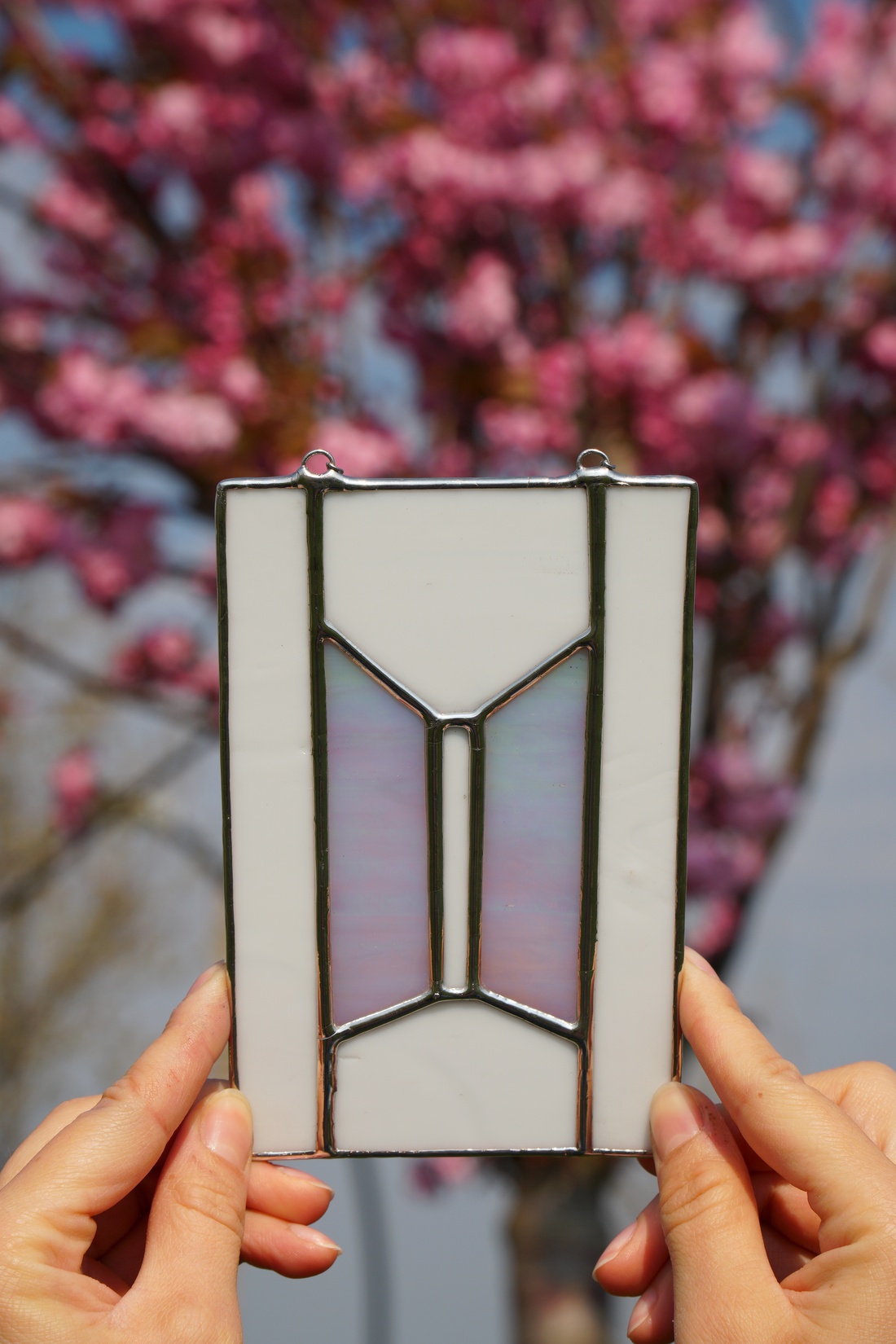 Logo din sticla iridiscenta kpop - arte vizuale și accesorii  - alte arte - Artynos.ro