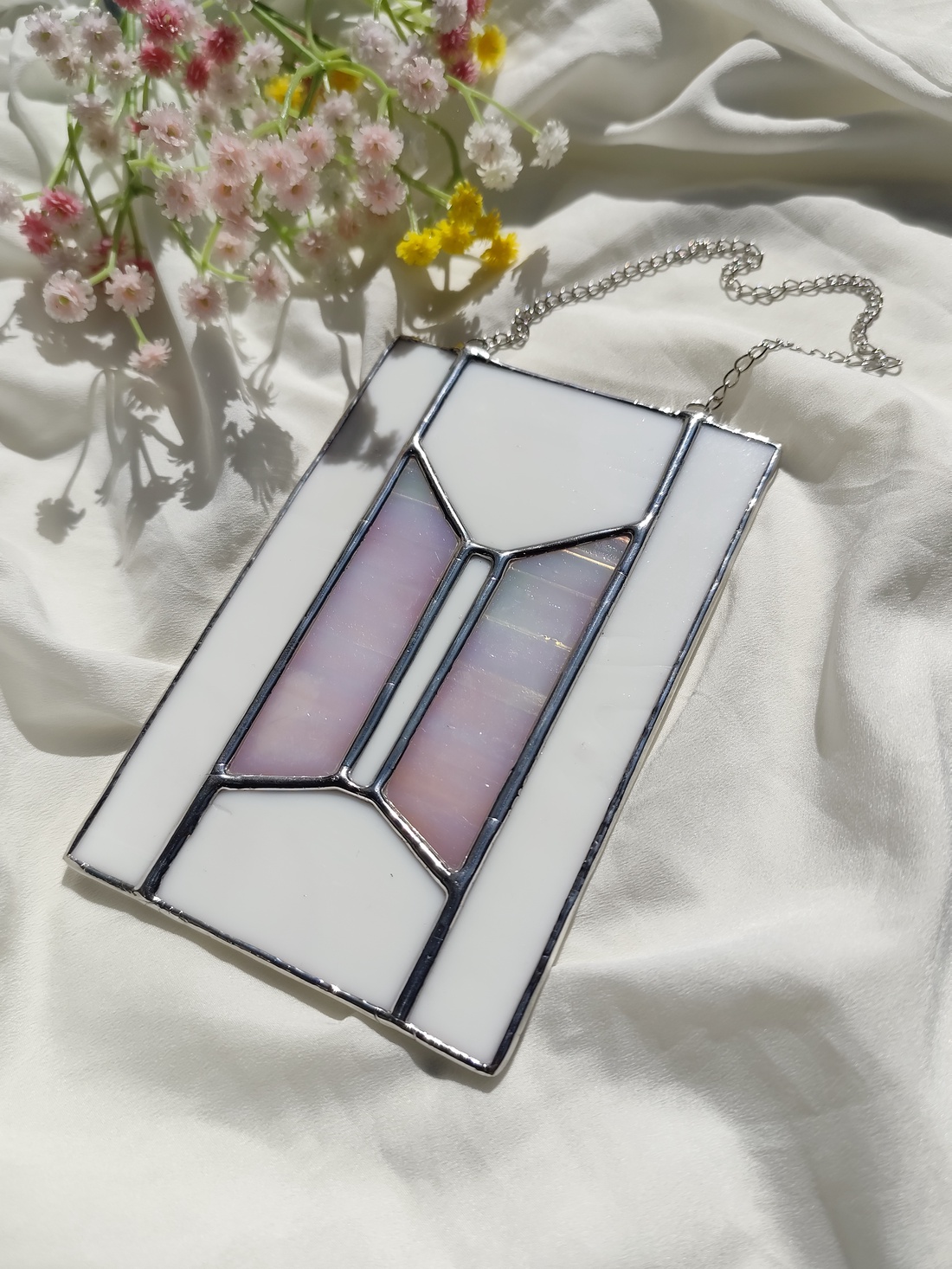 Logo din sticla iridiscenta kpop - arte vizuale și accesorii  - alte arte - Artynos.ro