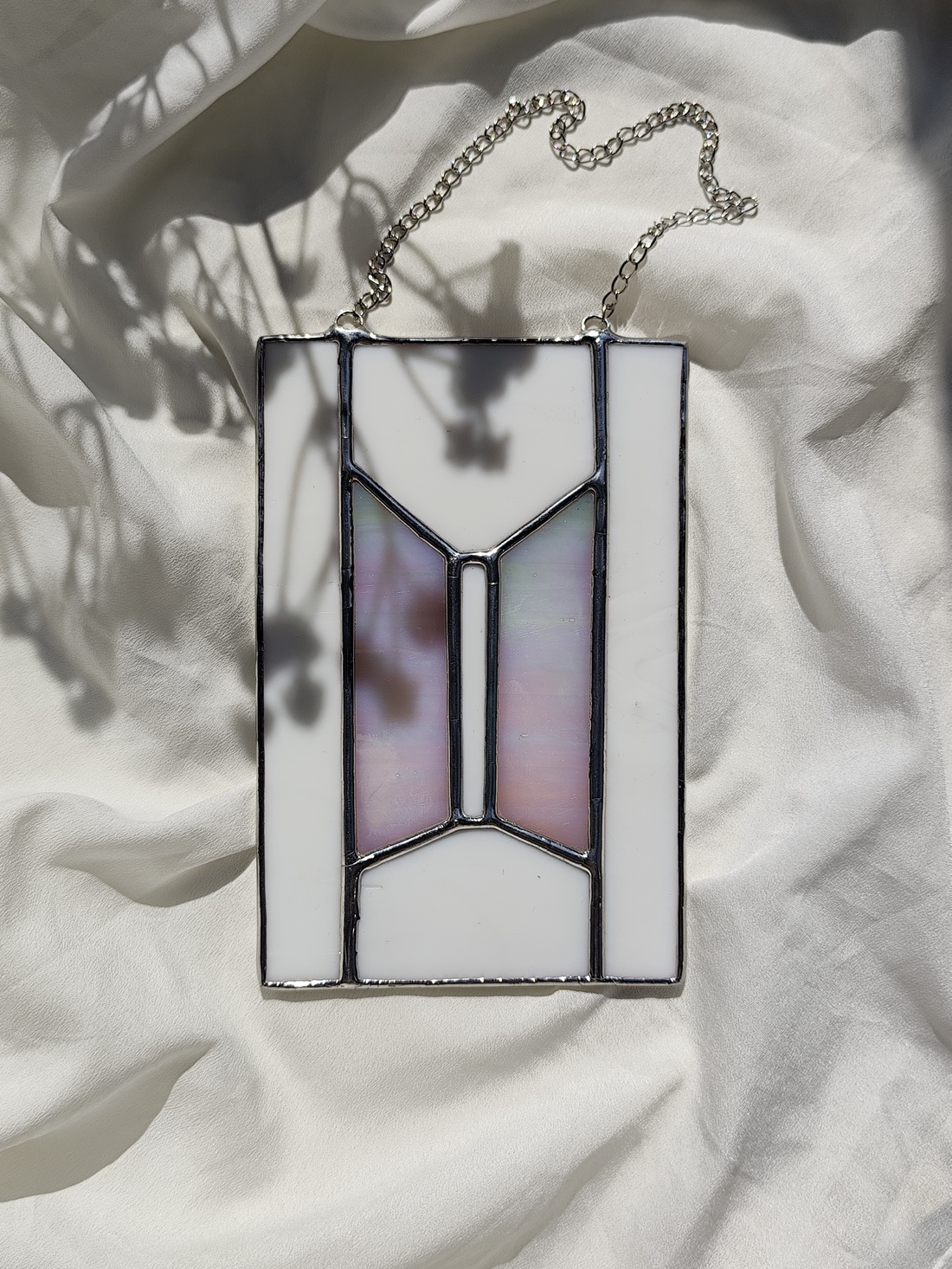 Logo din sticla iridiscenta kpop - arte vizuale și accesorii  - alte arte - Artynos.ro