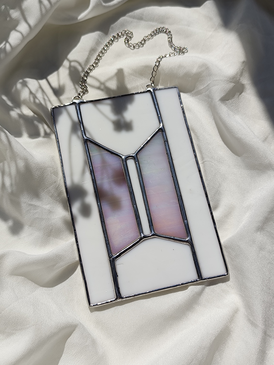 Logo din sticla iridiscenta kpop - arte vizuale și accesorii  - alte arte - Artynos.ro