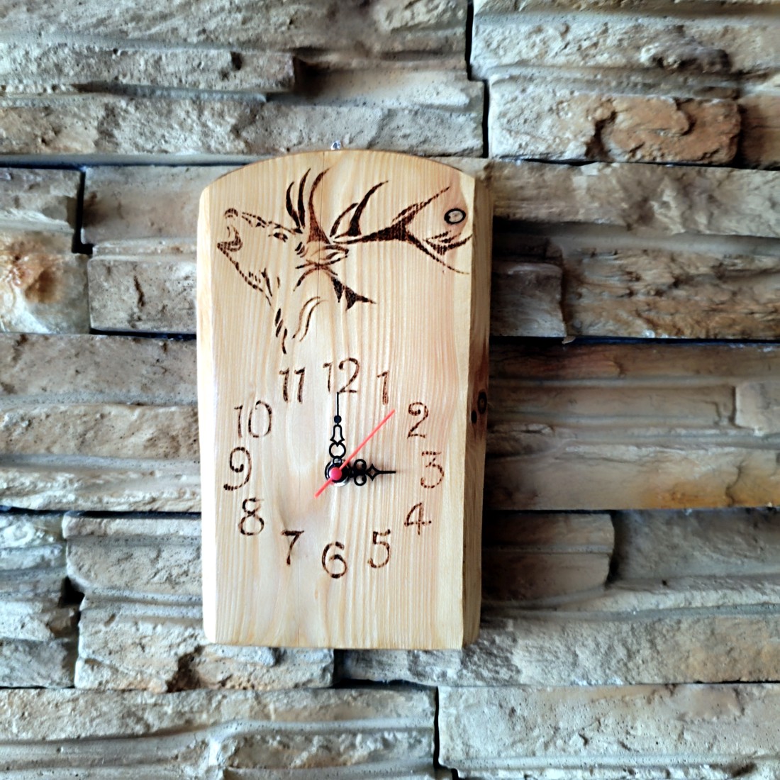 Ceas de perete unic din lemn cu corn - casă & stil de viață - accesorii pentru decorat casa - decorațiuni de pereți, decorațiuni suspendate - ceasuri de perete - Artynos.ro