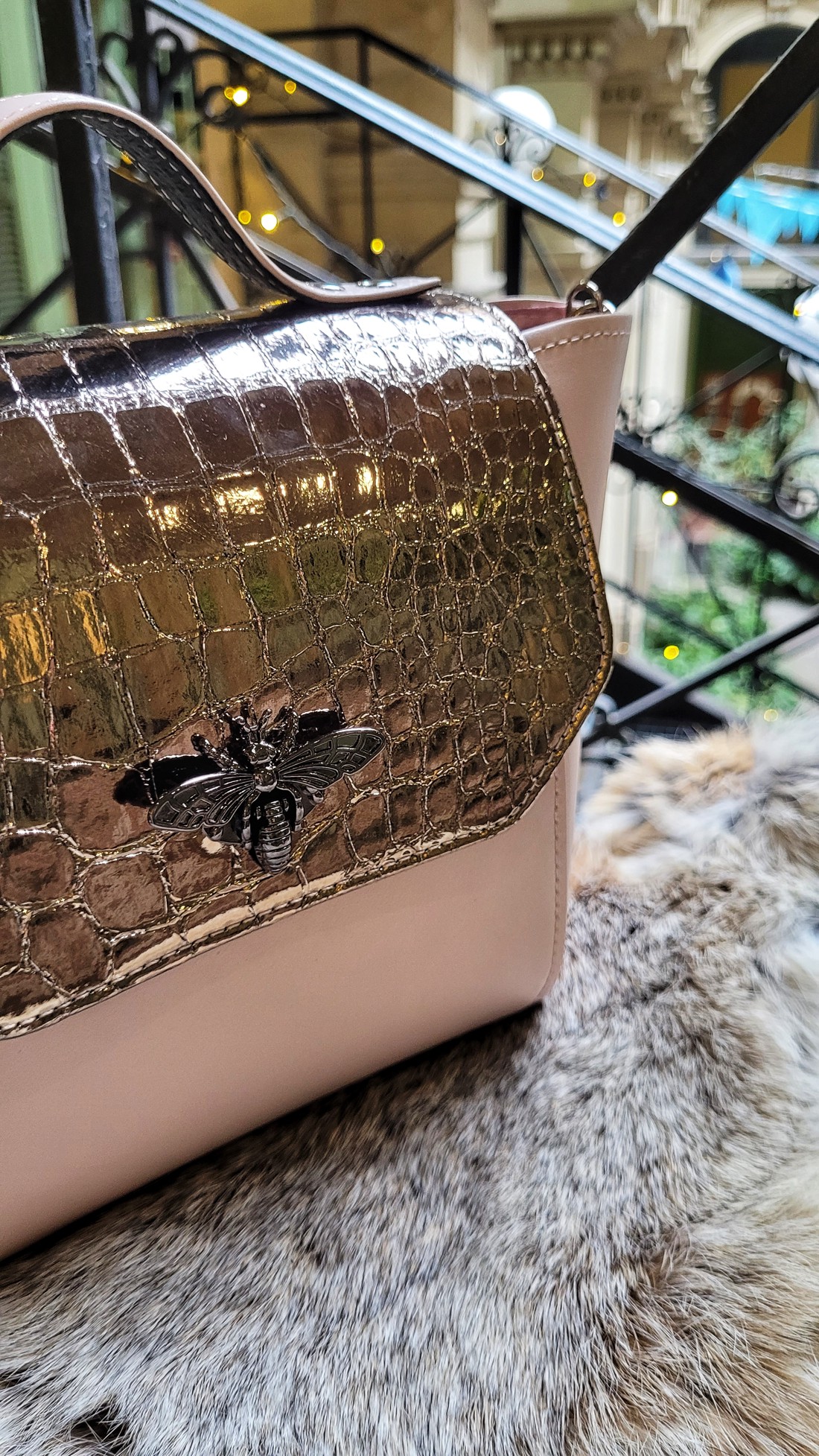 MIDI city rosegold cu albină - geantă de umăr din piele de vacă -  - Artynos.ro
