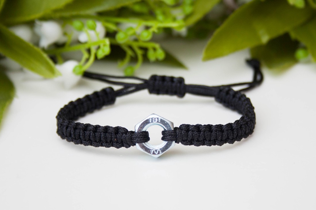 Brățară macramé împletită - Mother screw negru - bijuterii - brățări - brățări împletite - Artynos.ro Brățară macramé împletită - Mother screw negru - bijuterii - brățări - brățări împletite - Artynos.ro