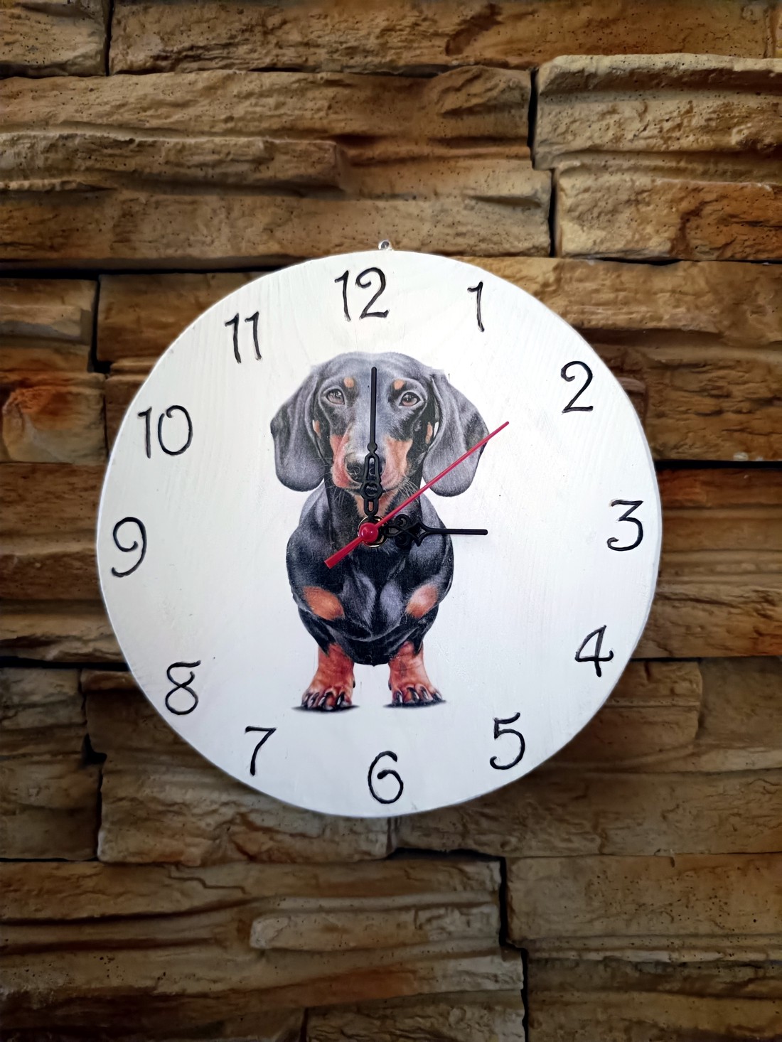 Ceas de perete din lemn cu câine dachshund - - Artynos.ro Ceas de perete din lemn cu câine dachshund - - Artynos.ro