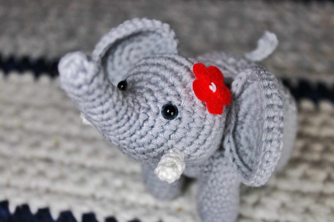 Elefant roșu - - Artynos.ro Elefant roșu - - Artynos.ro