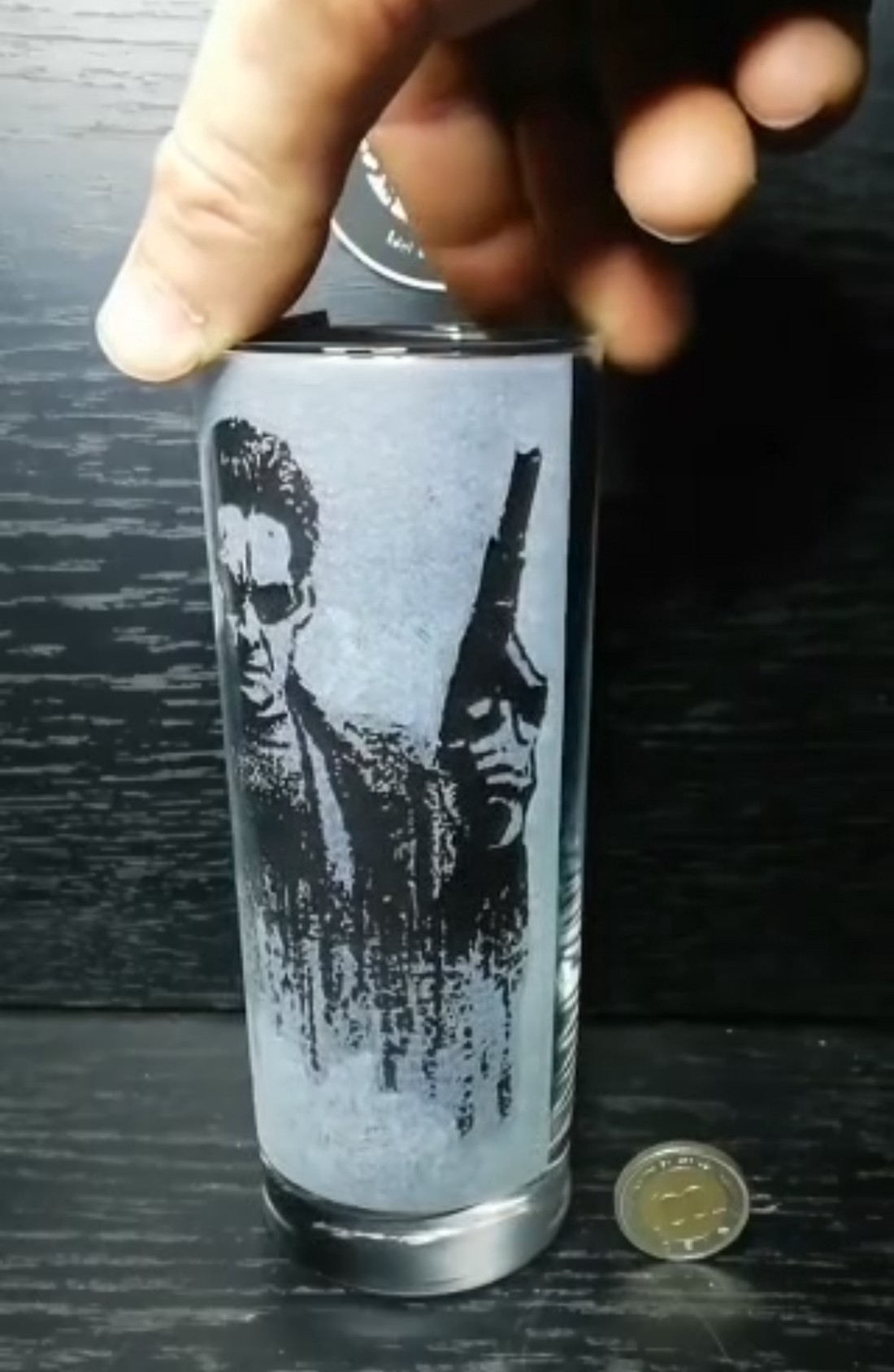 Pahar de sticlă cu modelul Neo din filmul Matrix  -  - Artynos.ro