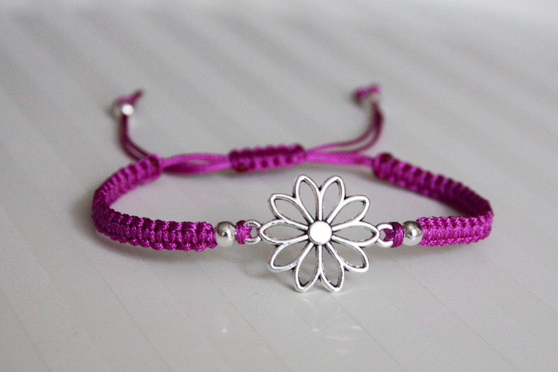 Brățară macramé împletită - Floare violet -  - Artynos.ro