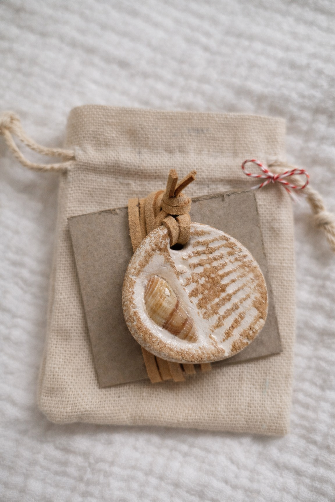 Pandantiv din lut Scoica - bijuterii - mărțișor - Artynos.ro