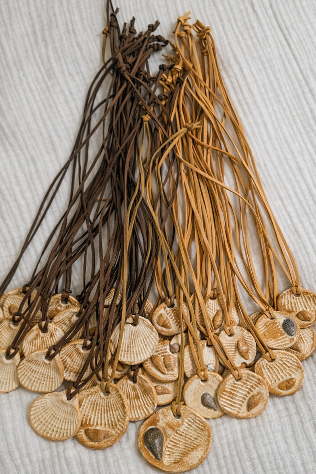 Mărțișor bijuterie handmade � pandantiv ceramic � Urme de Mare (ediție limitată) - bijuterii - coliere - coliere cu pandative - Artynos.ro