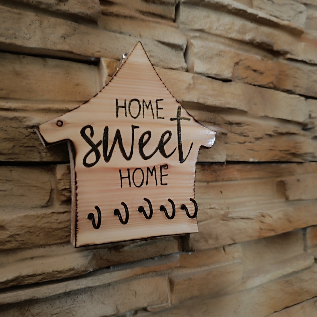 Breloc de perete din lemn cu inscripția Home sweet home -  - Artynos.ro