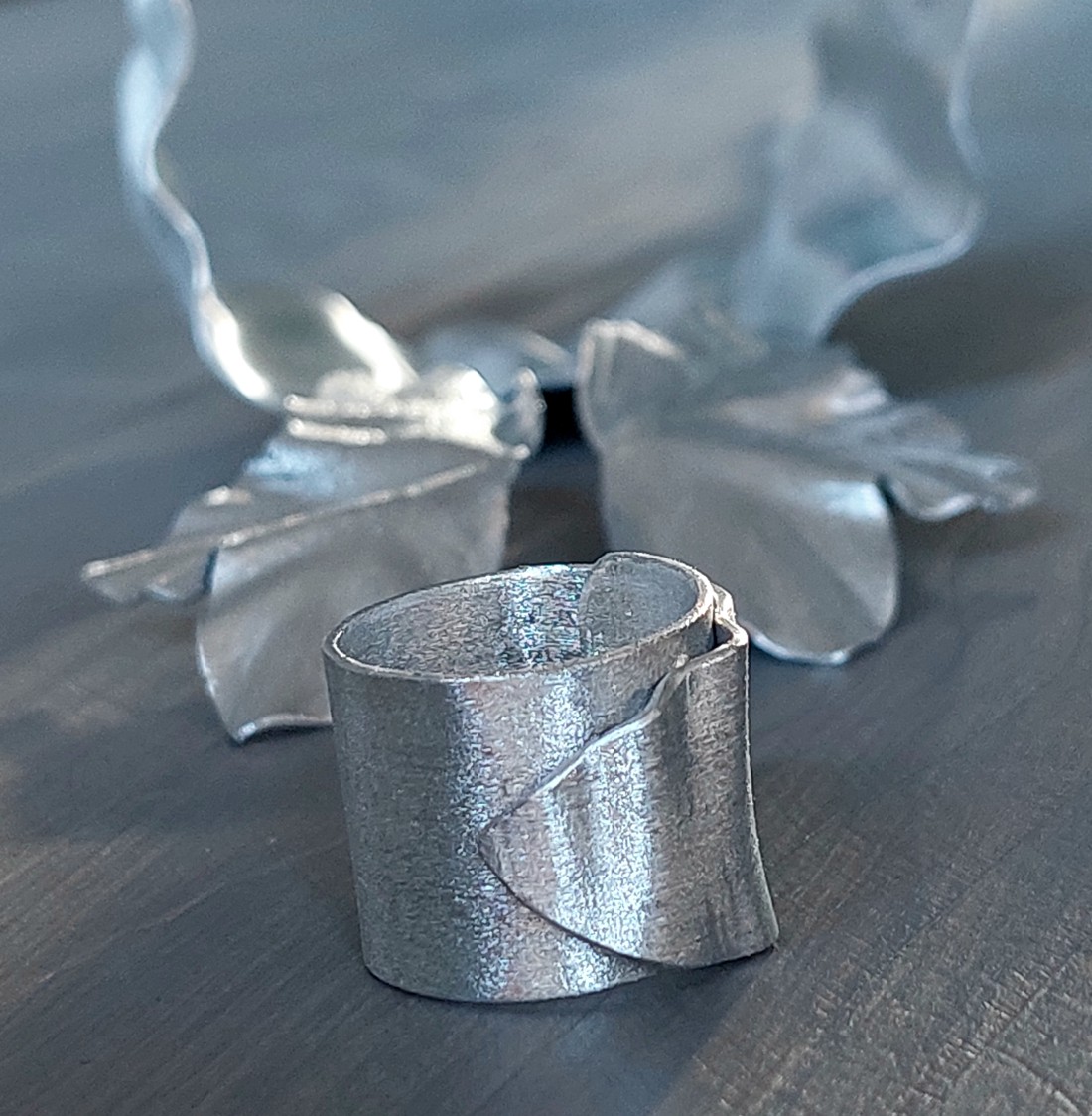 Cercei, brățară și inel cu petale speciale din aluminiu - bijuterii - seturi de bijuterii - Artynos.ro Cercei, brățară și inel cu petale speciale din aluminiu - bijuterii - seturi de bijuterii - Artynos.ro