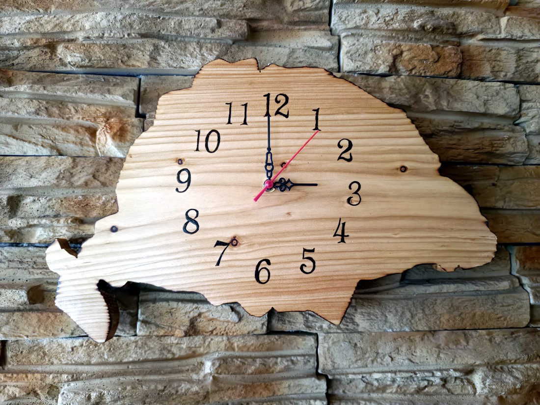 Ceas de perete foarte mare, din lemn, în formă de Ungaria veche, lucrat manual - casă & stil de viață - accesorii pentru decorat casa - decorațiuni de pereți, decorațiuni suspendate - ceasuri de perete - Artynos.ro Ceas de perete foarte mare, din lemn, în formă de Ungaria veche, lucrat manual - casă & stil de viață - accesorii pentru decorat casa - decorațiuni de pereți, decorațiuni suspendate - ceasuri de perete - Artynos.ro