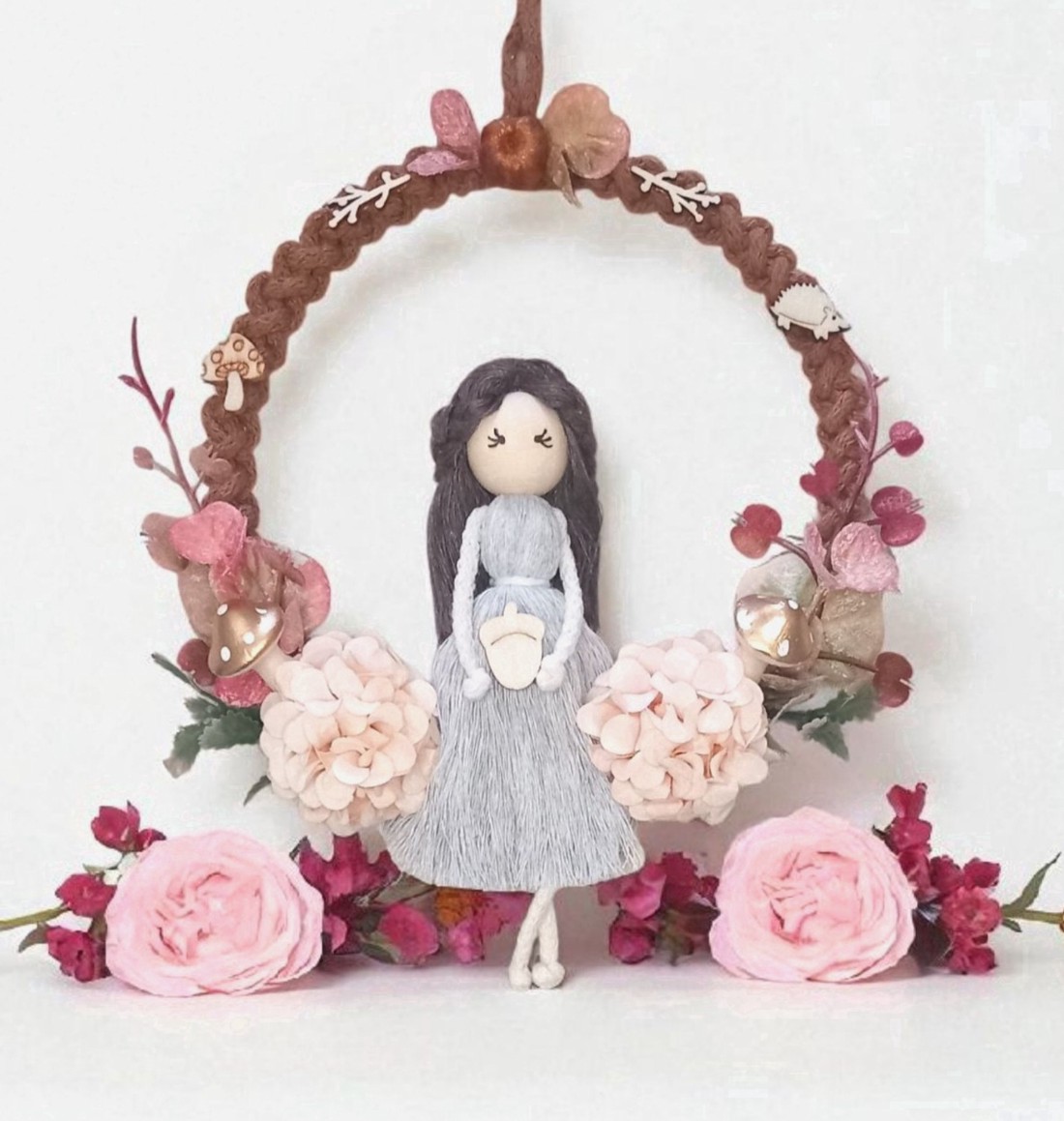 Decorațiune de perete din macramé de toamnă � păpușă din macramé pe un inel maro, decorată cu piersici aurii -  - Artynos.ro