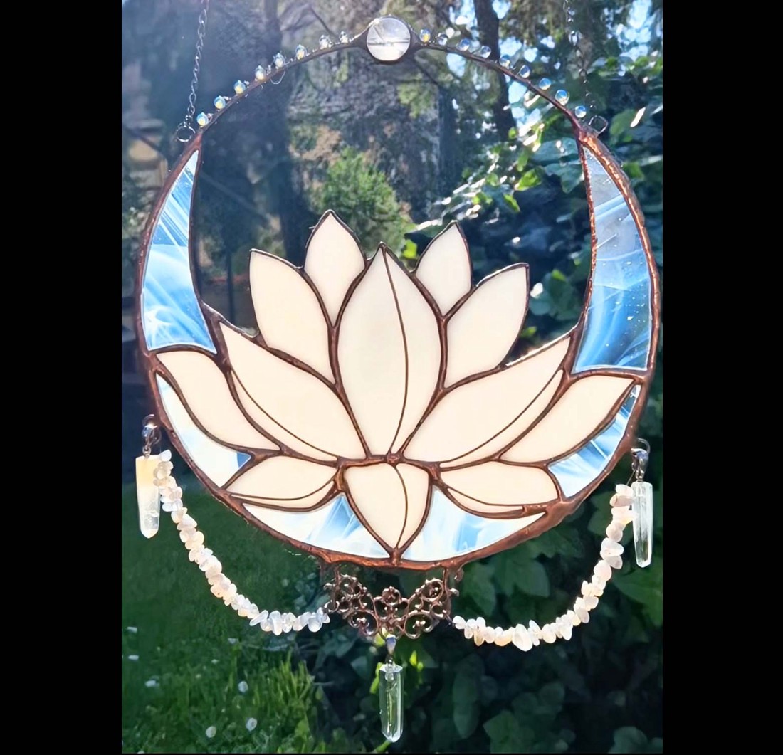 Captator de soare lotus cu voal de lună cu cristal de stâncă și cuarț roz - - Artynos.ro Captator de soare lotus cu voal de lună cu cristal de stâncă și cuarț roz - - Artynos.ro