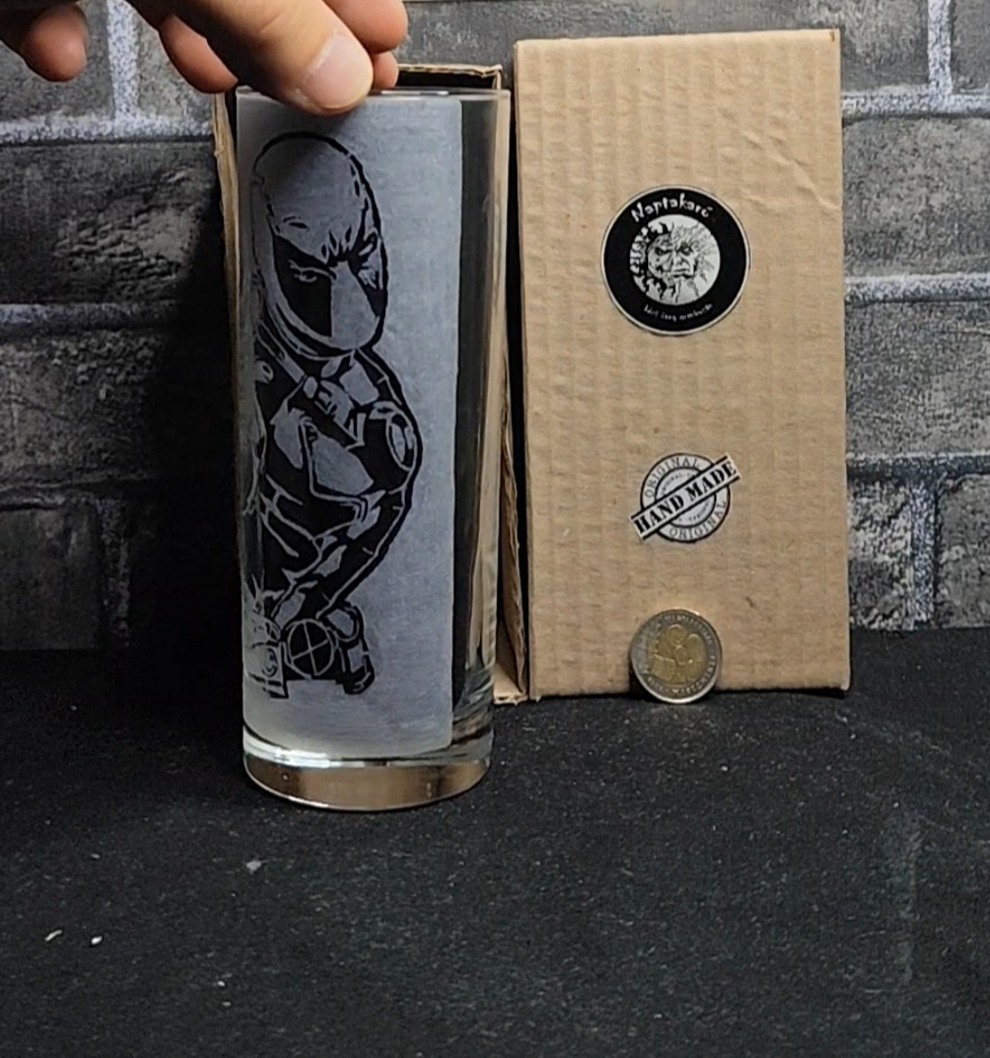 Pahar de sticlă gravat manual cu motivul pistolului Deadpool  -  - Artynos.ro