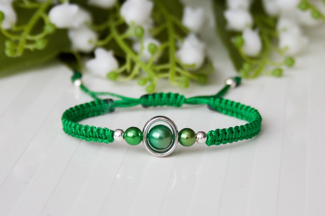 Brățară macramé împletită - Mărgele verde/argintiu - - Artynos.ro Brățară macramé împletită - Mărgele verde/argintiu - - Artynos.ro