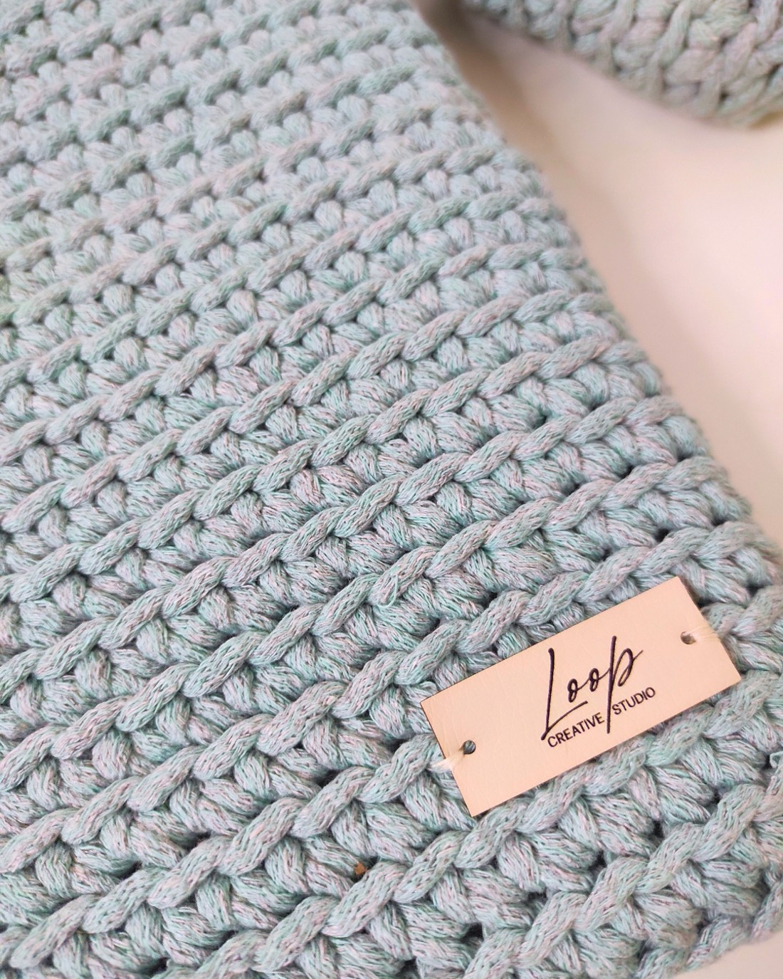 Husă pentru laptop croșetată, cu dimensiuni și culori personalizate � cadou cu suport detașabil pentru încărcător - genți și portofele - geantă laptop - Artynos.ro