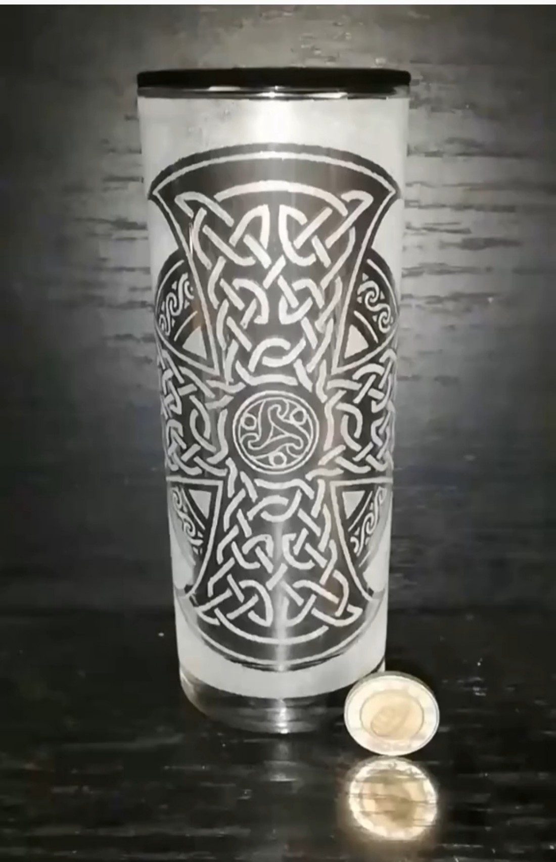 Pahar cu model de cruce celtică  -  - Artynos.ro