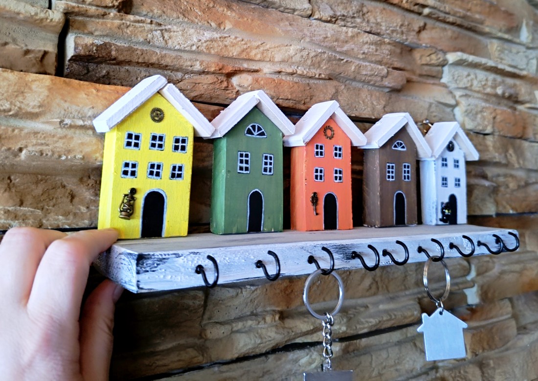 Suport pentru chei din lemn cu case colorate - casă & stil de viață - decorațiuni de casă - decorațiuni de pereți - suport pentru chei - Artynos.ro