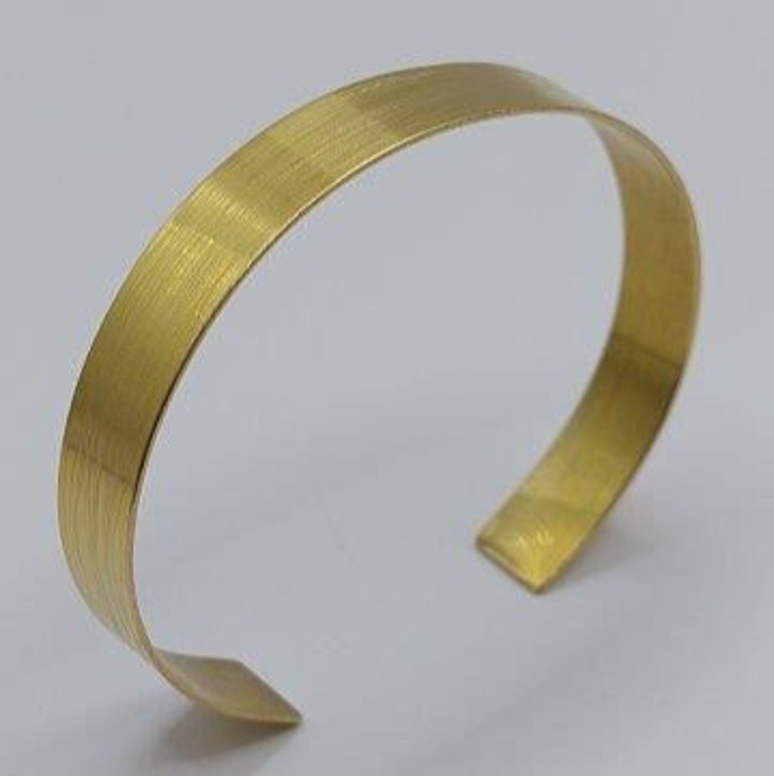 Brățară îngustă minimalistă din alamă -  - Artynos.ro Brățară îngustă minimalistă din alamă -  - Artynos.ro