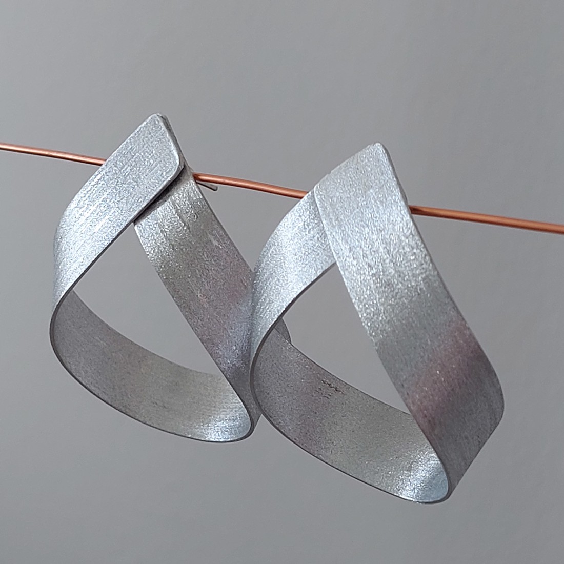 Cercei în formă de picătură din aluminiu - bijuterii - cercei lungi - Artynos.ro Cercei în formă de picătură din aluminiu - bijuterii - cercei lungi - Artynos.ro